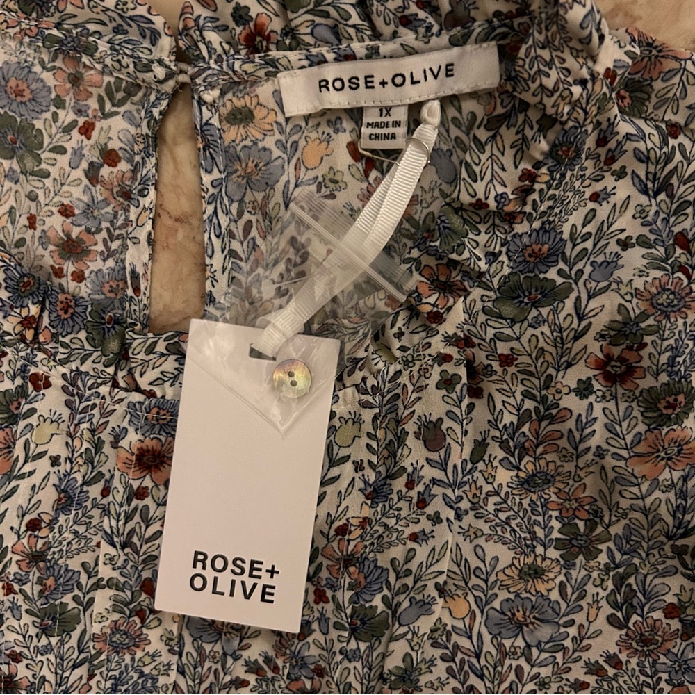 NWT Rose + Olive Size 1X Blue Floral Short Sleeve Blouse Ruffle Flowy - Picture 9 of 16